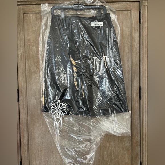 AREA Size 6 five pocket heart cutout short - Picture 3 of 12